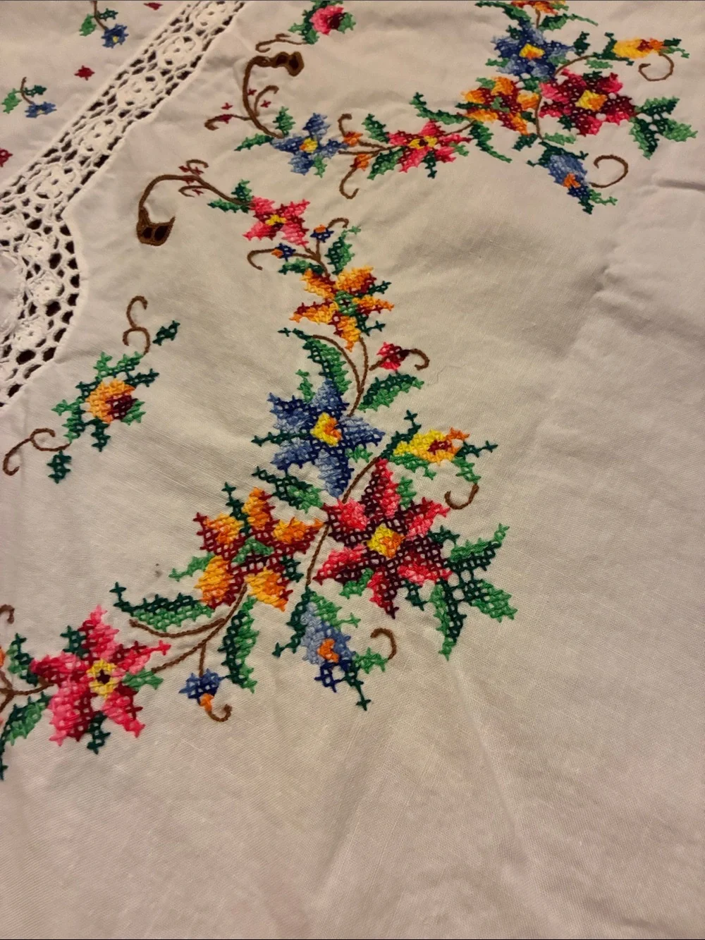 White Embroidered Floral Tablecloth - Multicolor Accents with 11 napkins